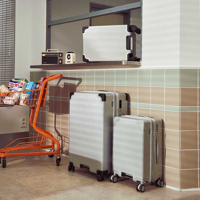 가볍고 넉넉한 크기의 여행용 캐리어, 실버그레이로 선택해보세요!
