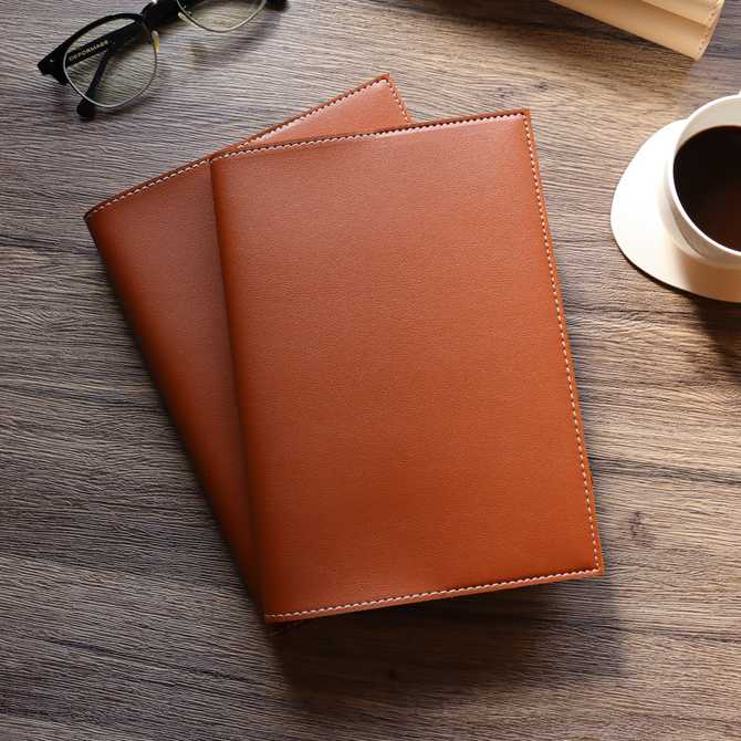 가죽으로 만든 북커버, 책을 더 특별하게 감싸주는 아이템