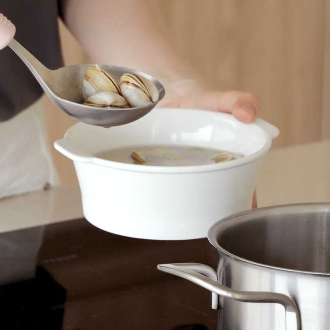 집에서 간편하게 사용하는 도자기 전자레인지용 국그릇과 냉동밥 저장 용기