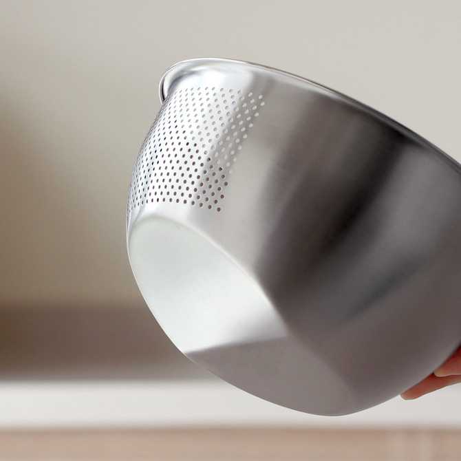 쉽고 깔끔하게 쌀과 채소를 세척하는 데 딱인 스테인리스 볼