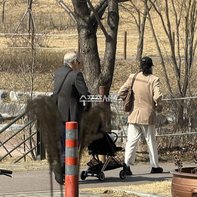 [셀럽소식] # 홍상수 감독과 김민희, 육아 현장 포착… 법적 상태와 작품 활동 모두 지속