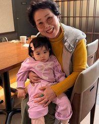 [셀럽소식] # 박수홍, 선우용녀와 딸 재이 양과의 따뜻한 모습 공개… 친형 부부의 법적 판결 이후 뭉클한 가족 이야기