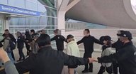 [셀럽소식] # 인천공항 ‘하츠투하츠’ 공항 출국 시 과도한 경호 논란… 일반 승객 불편 초래