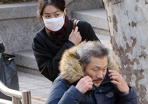 [셀럽소식] # 홍상수와 김민희, 공항·공원서 포착… 10년 인연과 불륜 논란의 핵심 사실