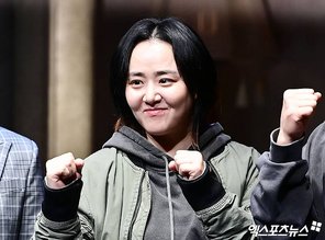[셀럽소식] # 연극 ‘오펀스’ 문근영 복귀와 배우들의 성별 프리 연기, 5월 대학로 티오엠 공연