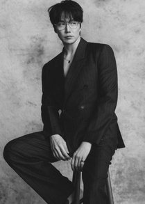 [셀럽소식] # 성시경, 6년 만에 화보 촬영에서 드러난 다이어트 성공과 새 모습 공개