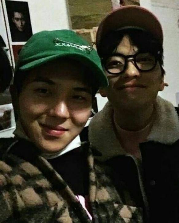 [연예뉴스] 송민호, 부실 병역 의혹 속 VIP 시사회 참석 논란…재판 연기 후 모습 공개