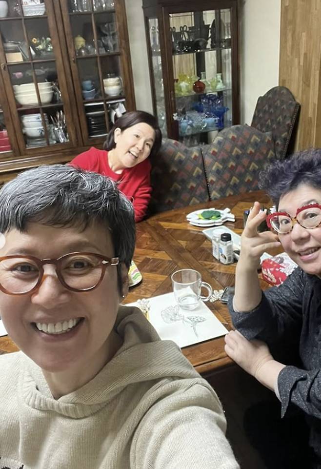 [셀럽소식] 이성미·박미선·양희은, 따뜻한 우정 담은 저녁 사진 공개