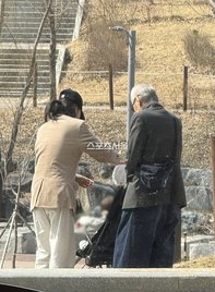 “홍상수가 유모차 밀었다”…‘불륜’ 김민희와 혼외아들 ‘육아현장’ 포착 관련 현장·자료 이미지