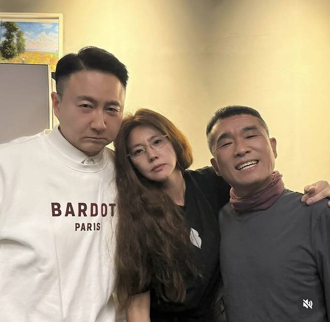 [연예뉴스] 김건모, 테이프로 확 바뀐 외모 공개…이윤미와 팬티 자랑하며 콘서트 홍보 연예 뉴스