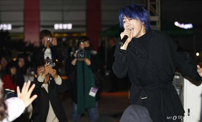 [연예뉴스] 김장훈, 딸 생긴 사연 공개하며 선행과 가족 사랑 드러내