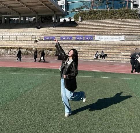 [셀럽소식] 배우 김시아, 한양대학교 조기 입학 소식에 ‘26학번 아기사자’로 화제