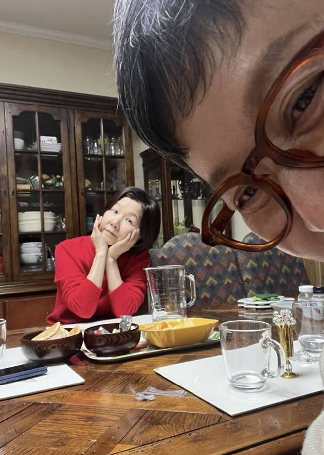 [셀럽소식] 이성미·박미선·양희은, 따뜻한 우정 담은 저녁 사진 공개