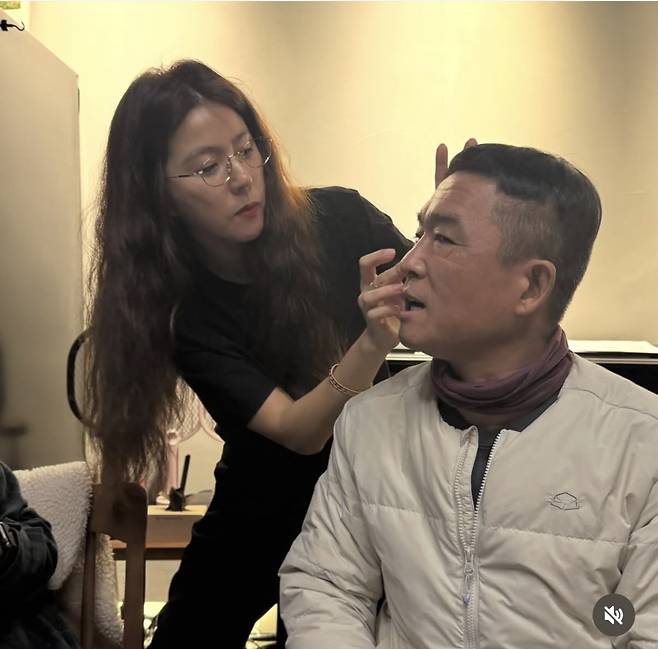 [연예뉴스] 김건모, 테이프로 확 바뀐 외모 공개…이윤미와 팬티 자랑하며 콘서트 홍보 연예 뉴스