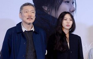 '불륜 커플' 홍상수-김민희, 인천공항 이어 하남 공원서 포착…오붓한 일상 보도 화면 캡처