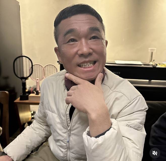 [연예뉴스] 김건모, 테이프로 확 바뀐 외모 공개…이윤미와 팬티 자랑하며 콘서트 홍보 연예 뉴스