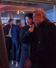 “홍상수가 유모차 밀었다”…‘불륜’ 김민희와 혼외아들 ‘육아현장’ 포착 추가 이미지