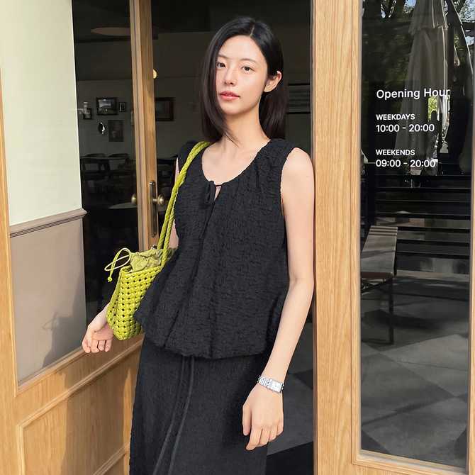 편하게 입기 좋은 민소매 블라우스와 스커트 세트, 한번 살펴보세요