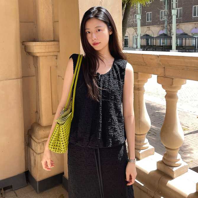 편하게 입기 좋은 민소매 블라우스와 스커트 세트, 한번 살펴보세요