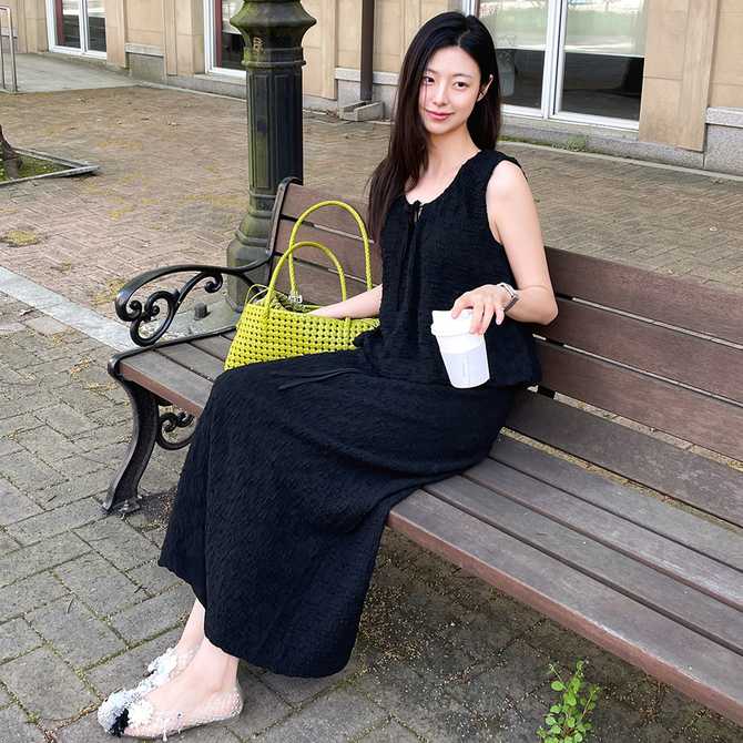 편하게 입기 좋은 민소매 블라우스와 스커트 세트, 한번 살펴보세요
