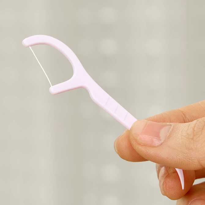 편리하게 사용할 수 있는 일회용 치실, 100개입 3팩으로 만나보세요